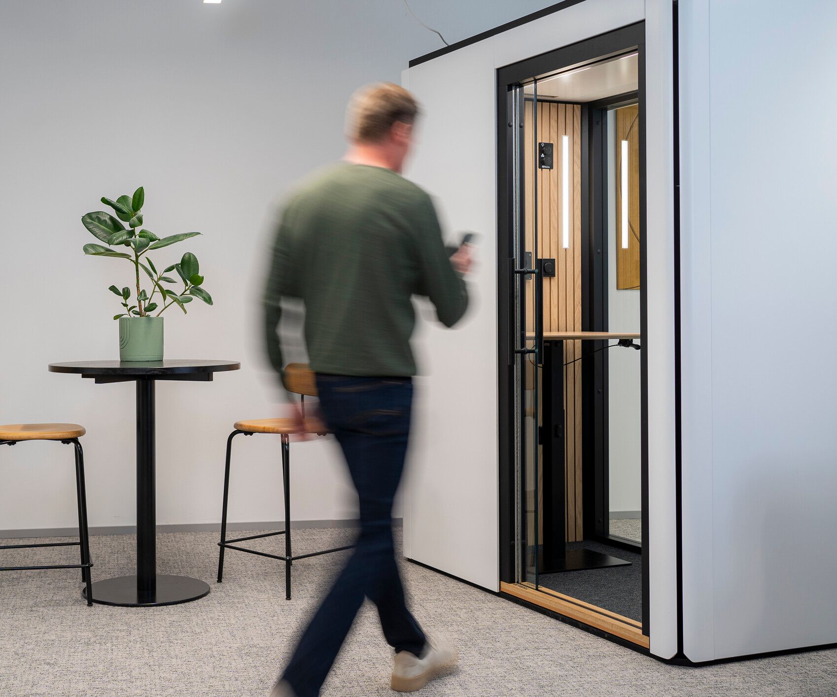En man vid en ingång till ett Octacell-arbetsrum
