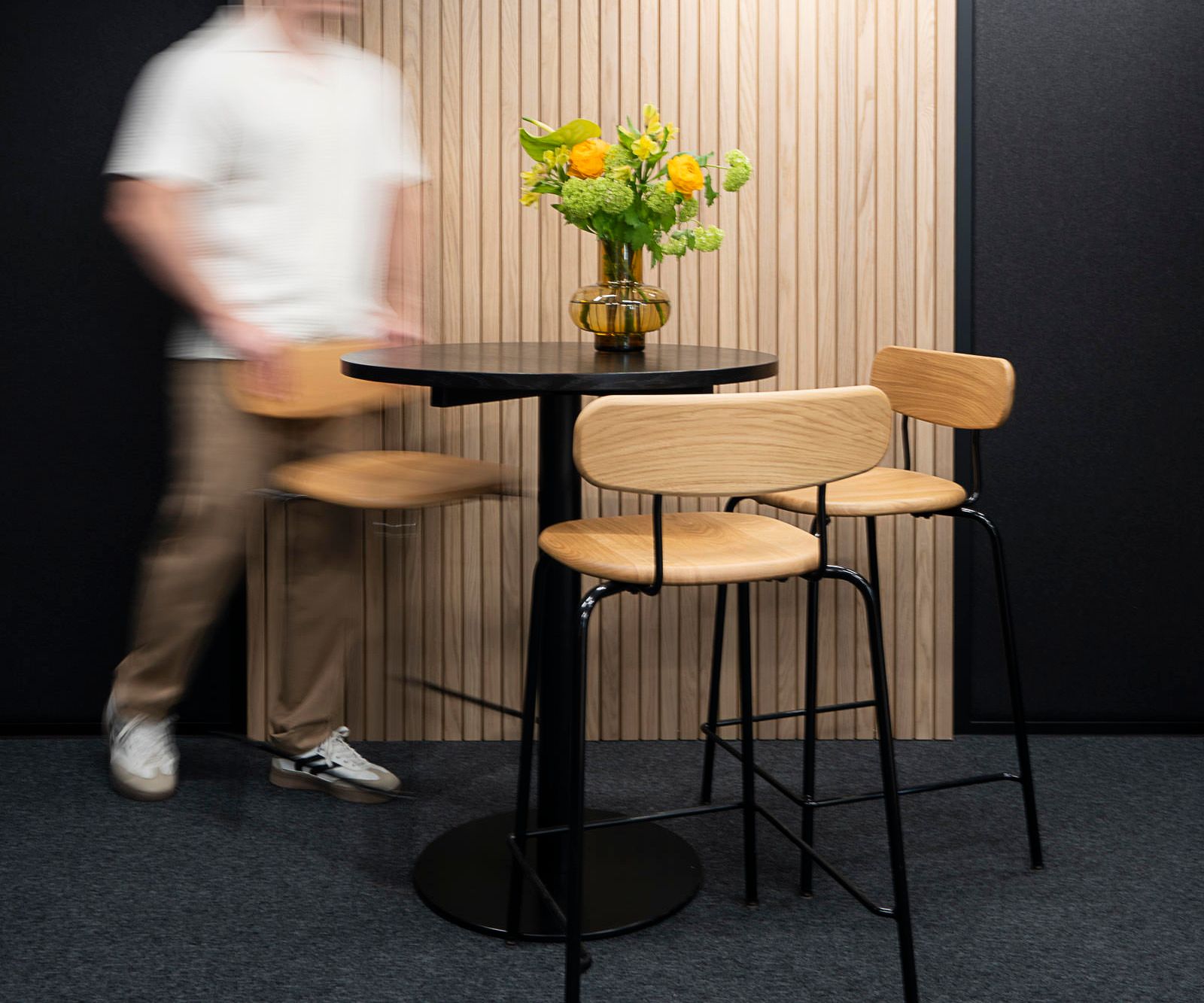 En man står bredvid ett runt bord i ett Octacell-arbetsrum