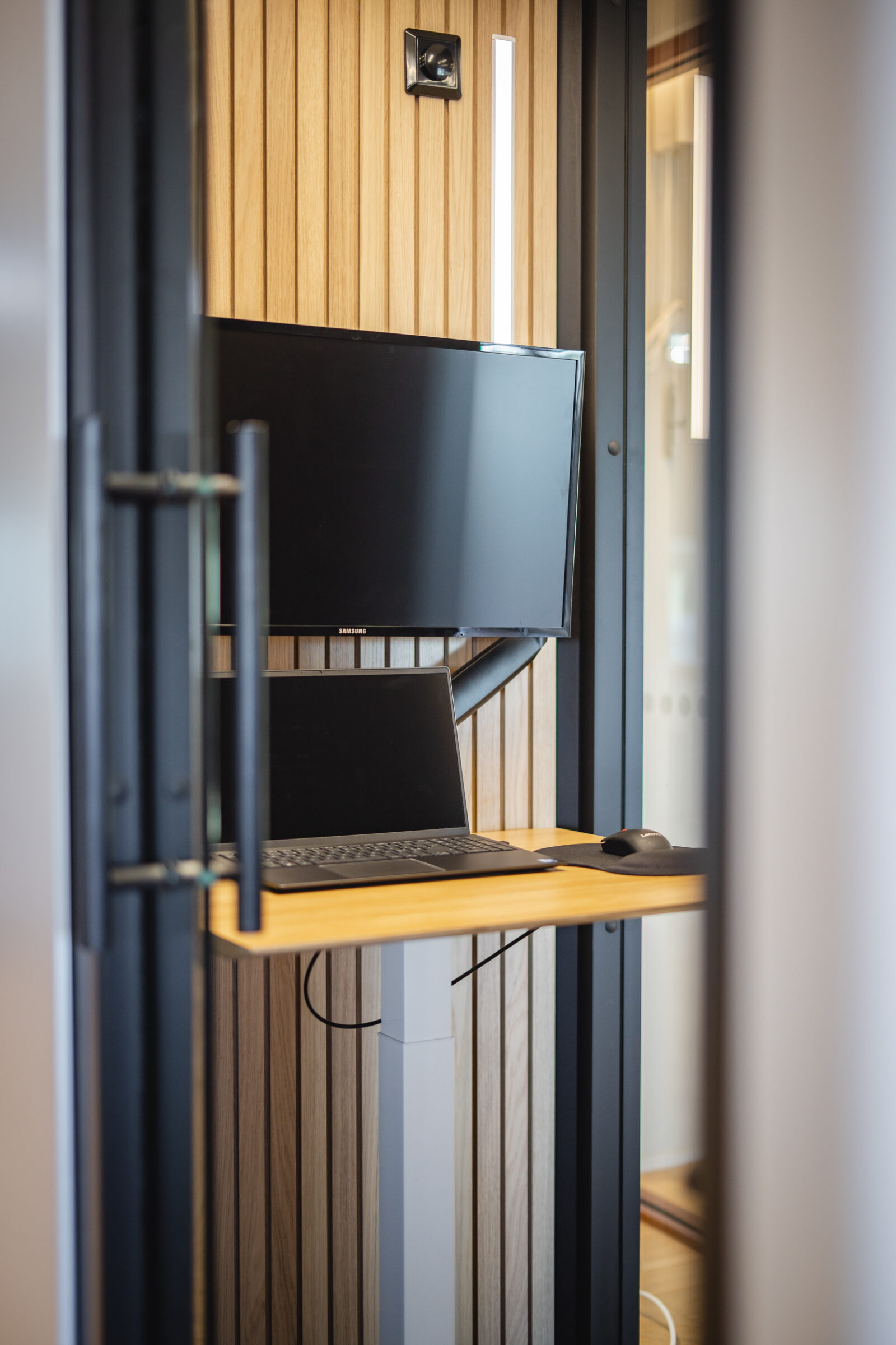 Ett Octacell 2X1 utrymme kan också utrustas med en extra skärm, 27" skärm i bilden