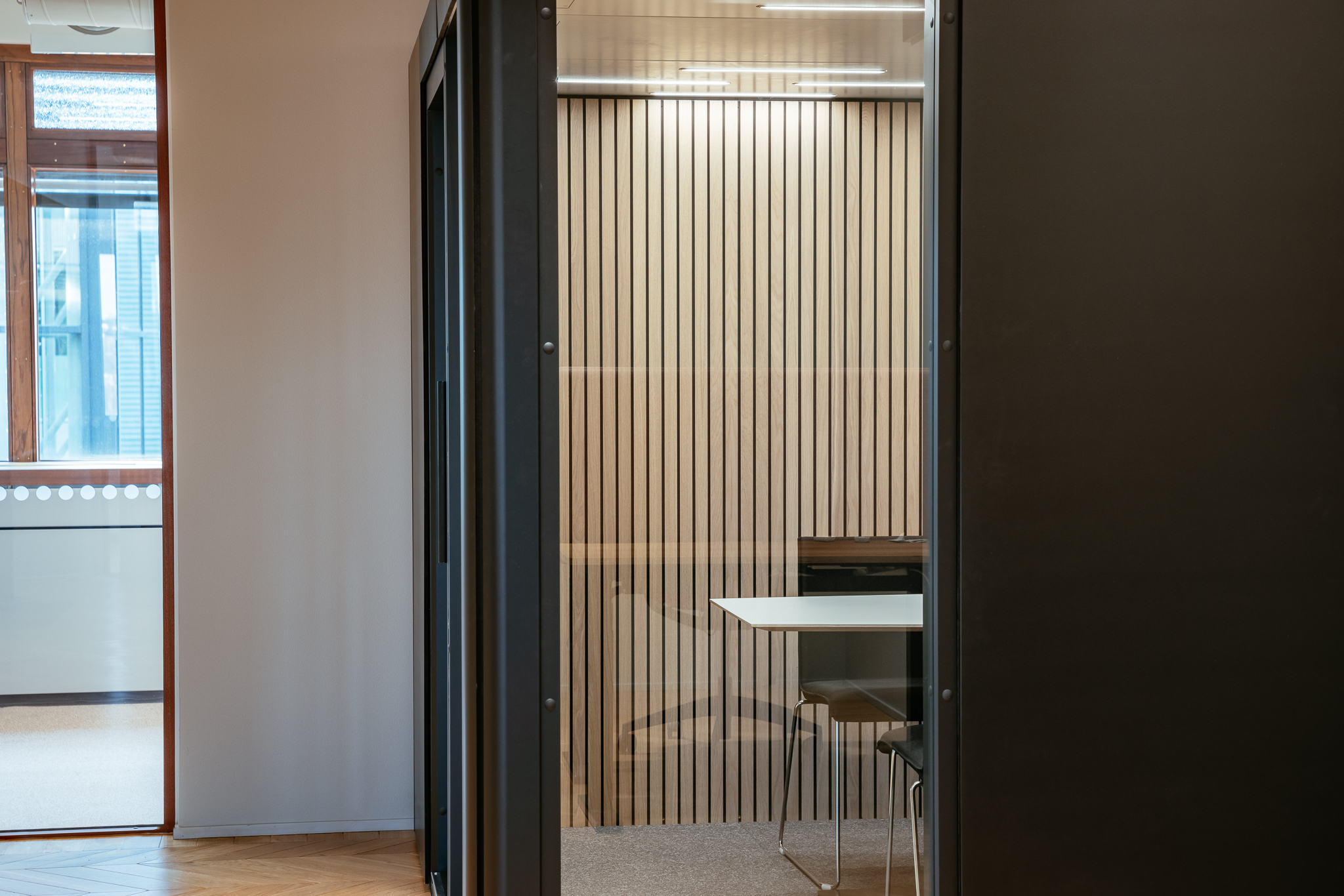 Panelvägg i Octacell 4x4-utrymme.