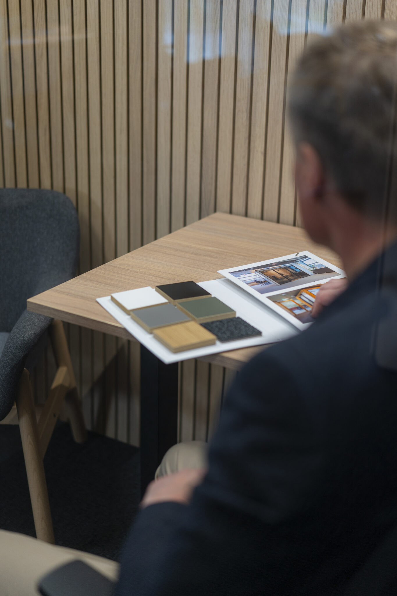 Materiaalimalleja ja suunnittelukuvia levitettynä pöydälle Octacell-työtilan sisällä.