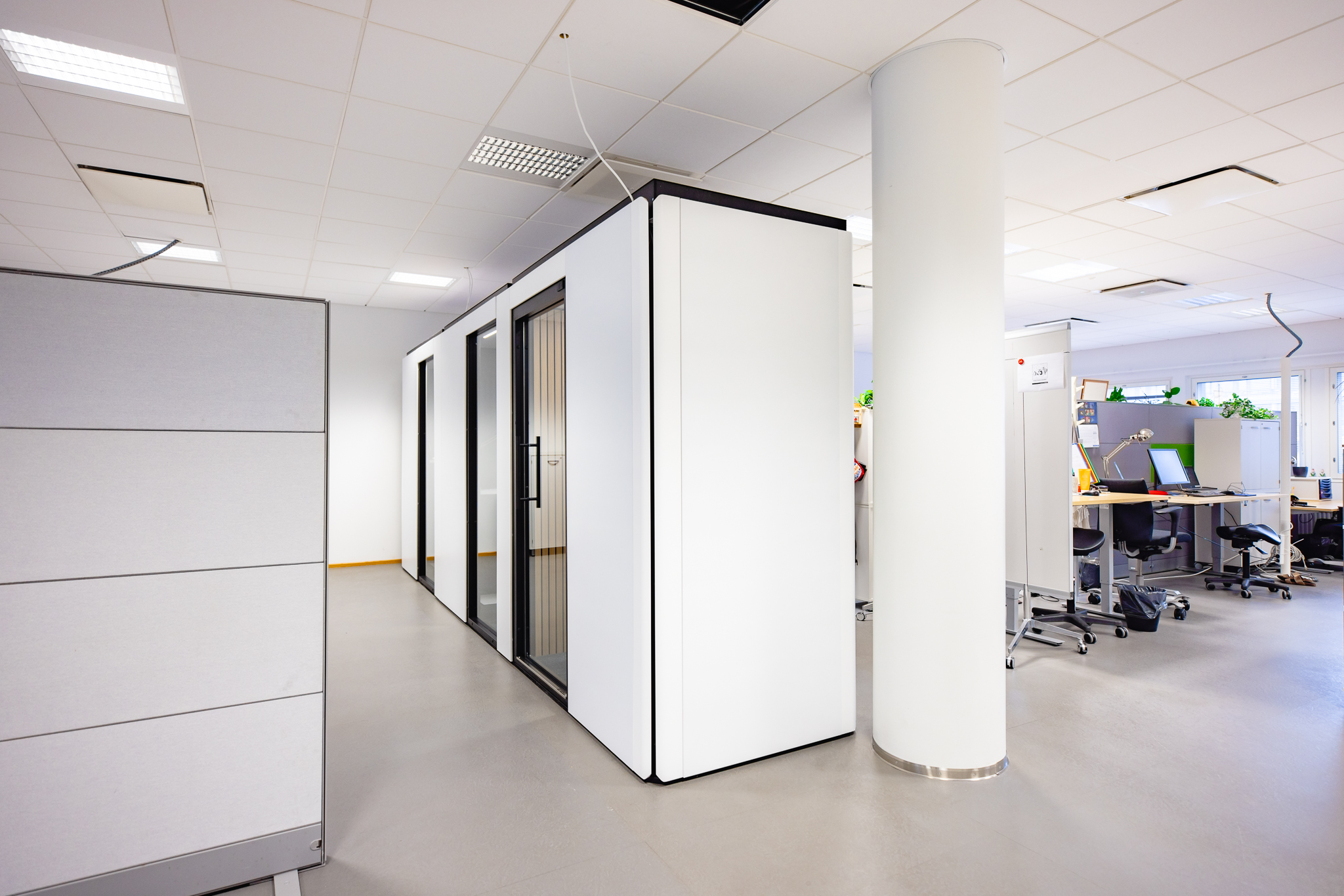 Kolme Octacell 2X1 puhelin- ja videoneuvottelutilaa vierekkäin Varhalla