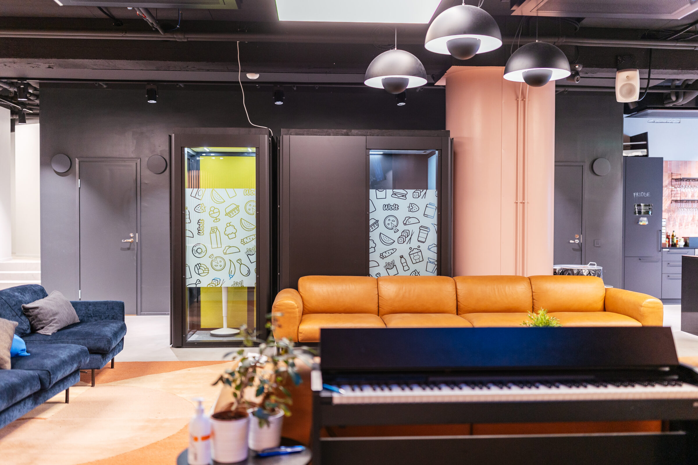 Octacell 1X1 och 2X1 telefonbås i öppen kontorsmiljö på Wolts huvudkontor.