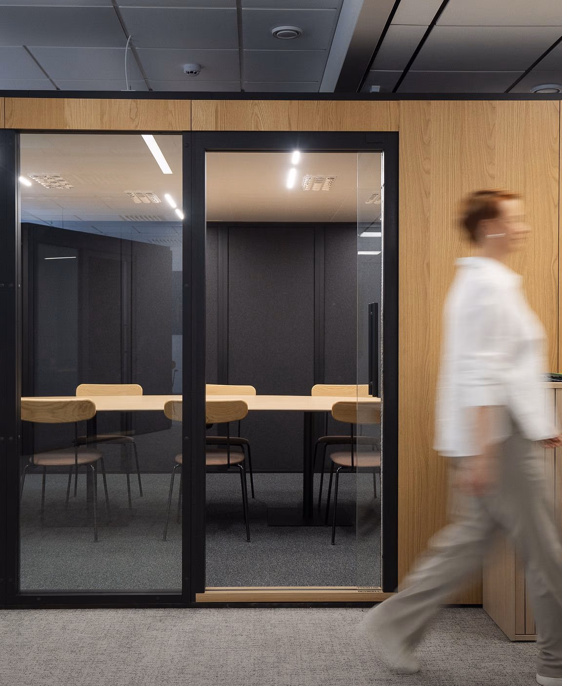 Octacell 6X4 workroom with a meeting table and chairs, seen from outside.
