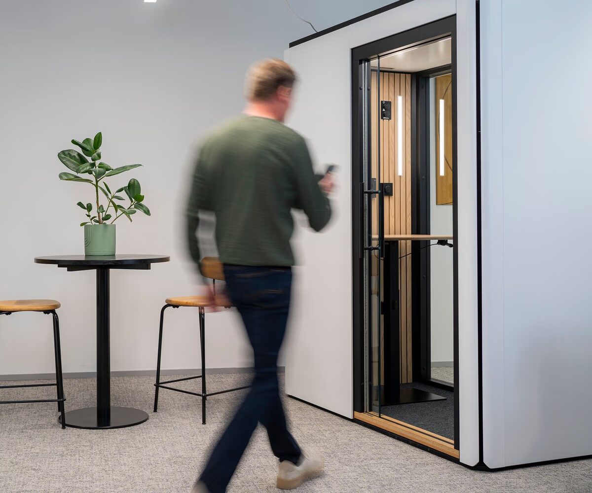 En person som går in i en Octacell 2X1 för ett telefonsamtal.