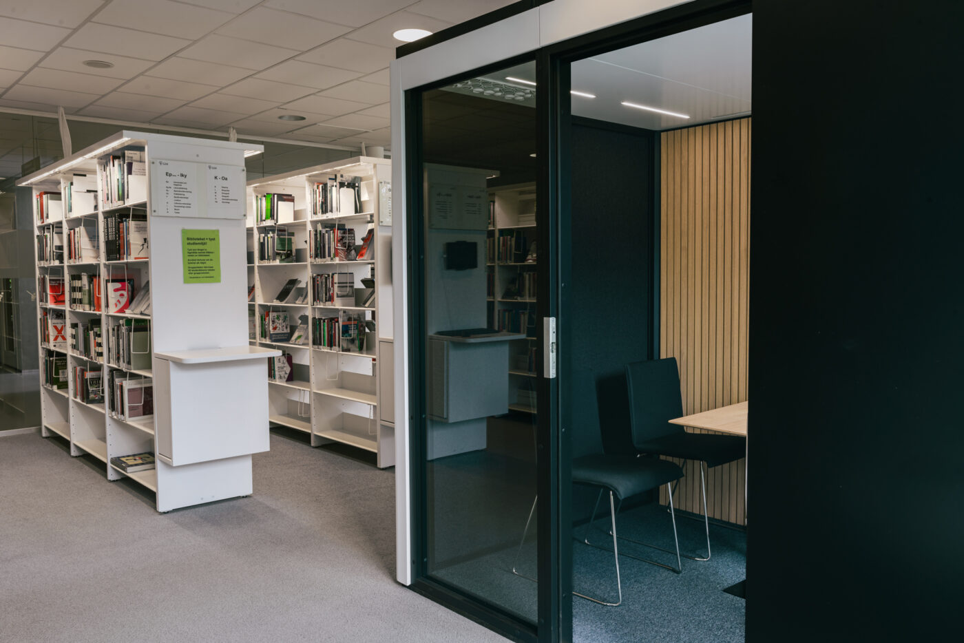 Ljudisolerat mötesbås i biblioteksmiljö på Gymnastik- och idrottshögskolan