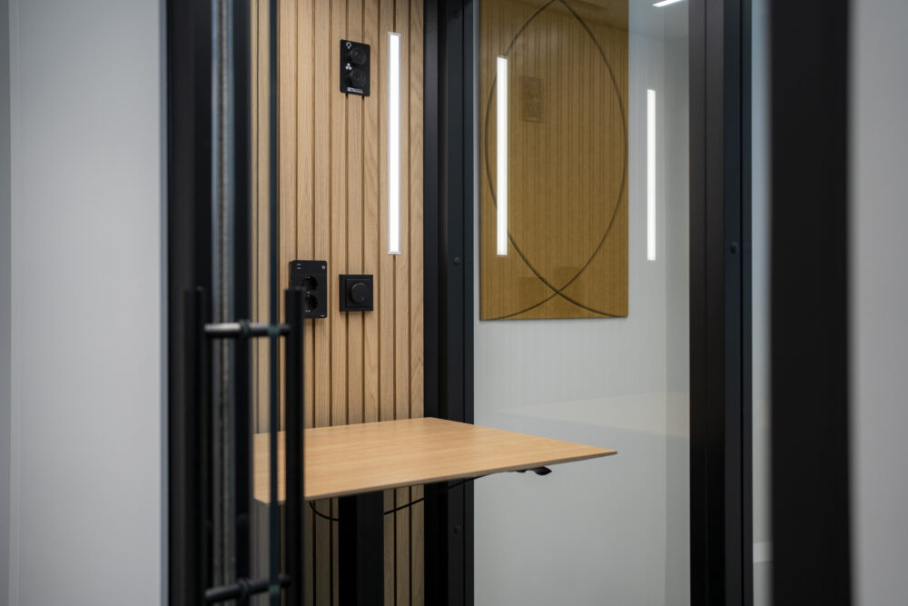 Octacell 2X1 with desk and integrated videomeeting lights.