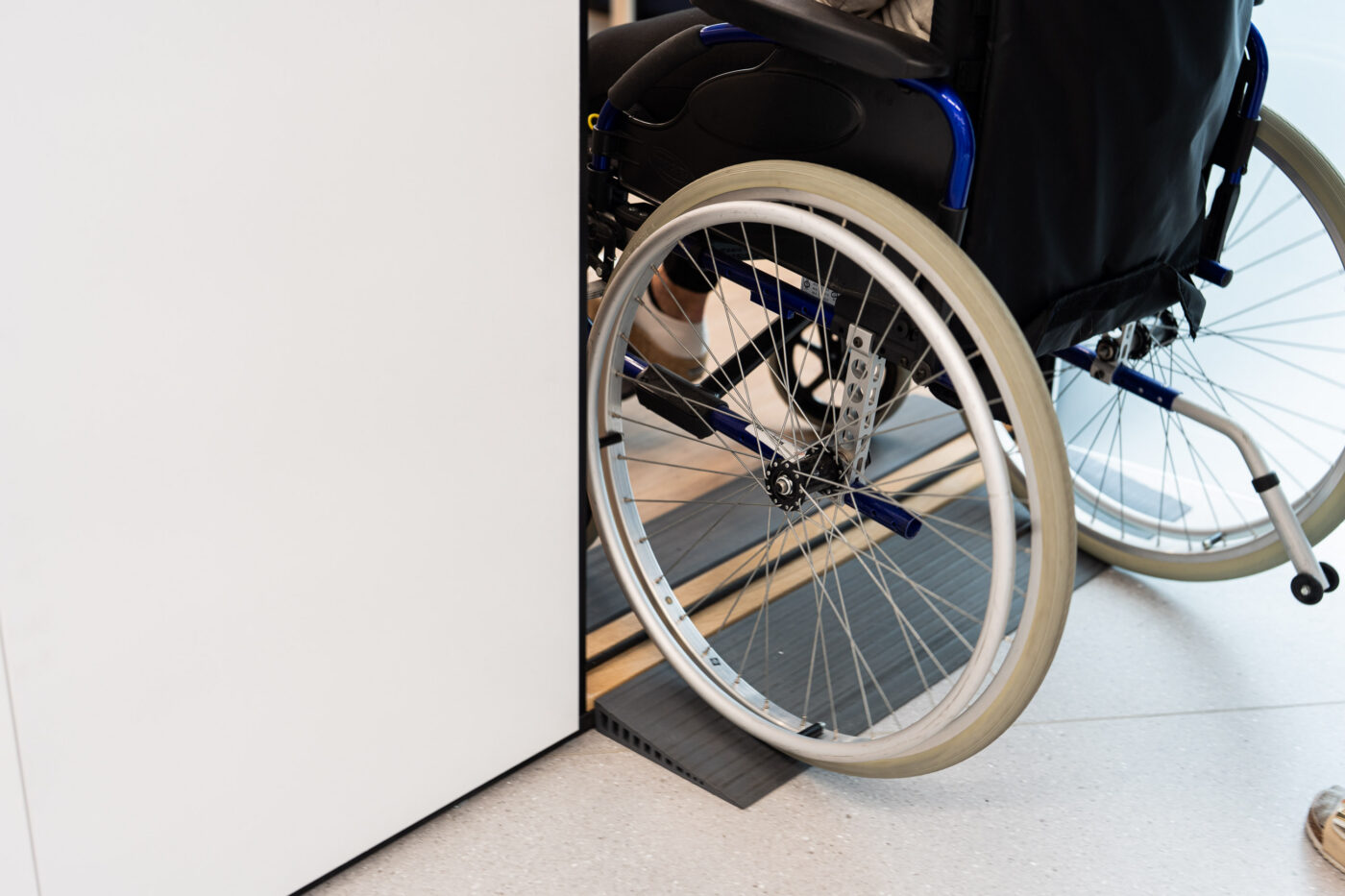 Esteetön sisäänkäynti vastaanottohuoneeseen pyörätuolilla