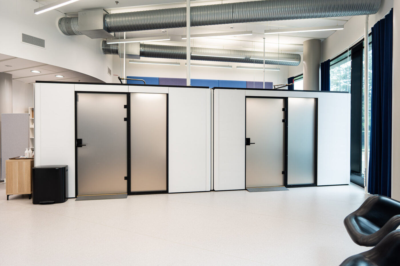 Modulaariset vastaanottohuoneet vierekkäin Metropolian HyMy-kylän tiloissa