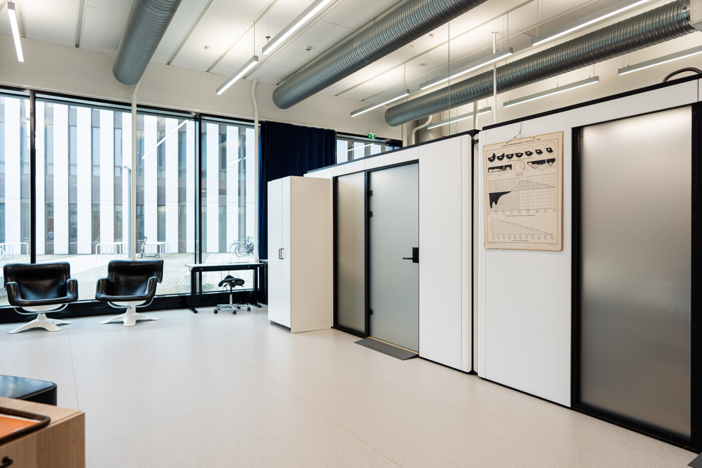 Modulaariset vastaanottohuoneet Metropolian HyMy-kylässä entisessä luokkahuoneessa