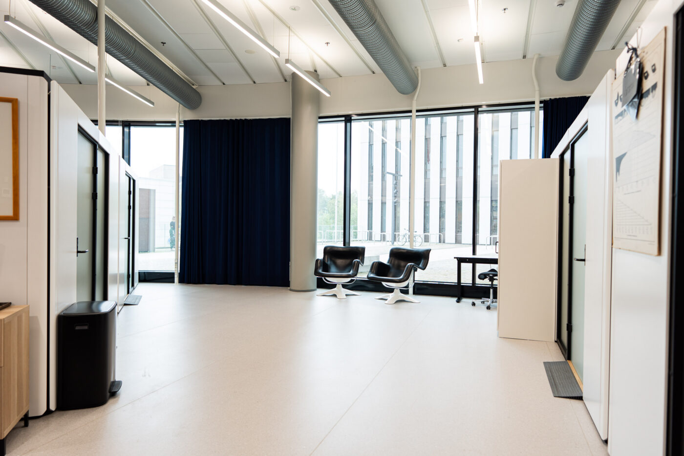 Modulaariset vastaanottohuoneet Metropolian HyMy-kylässä entisessä luokkahuoneessa