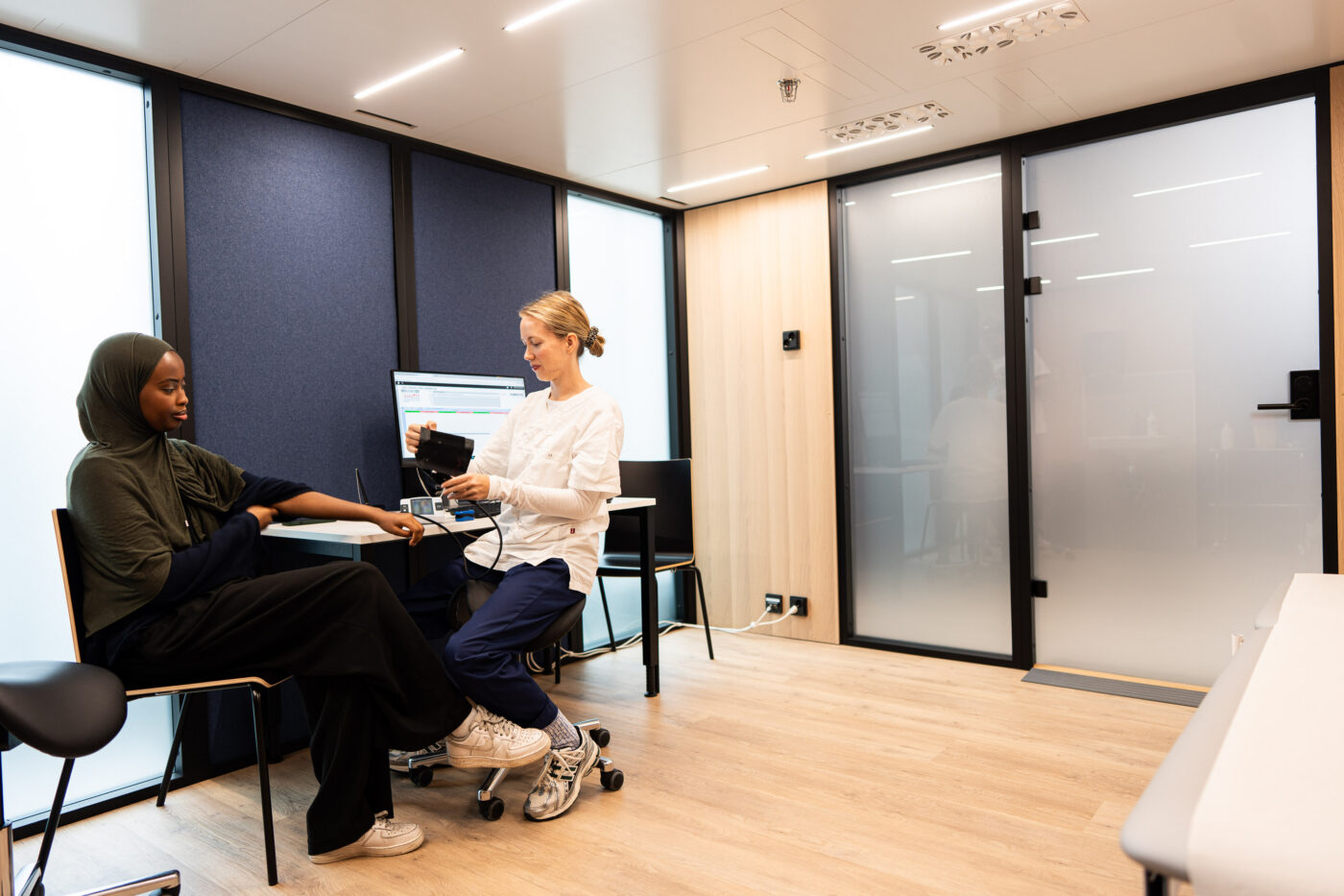 Vastaanottotilanne äänieristetyssä vastaanottohuoneessa terveydenhuollon ympäristössä