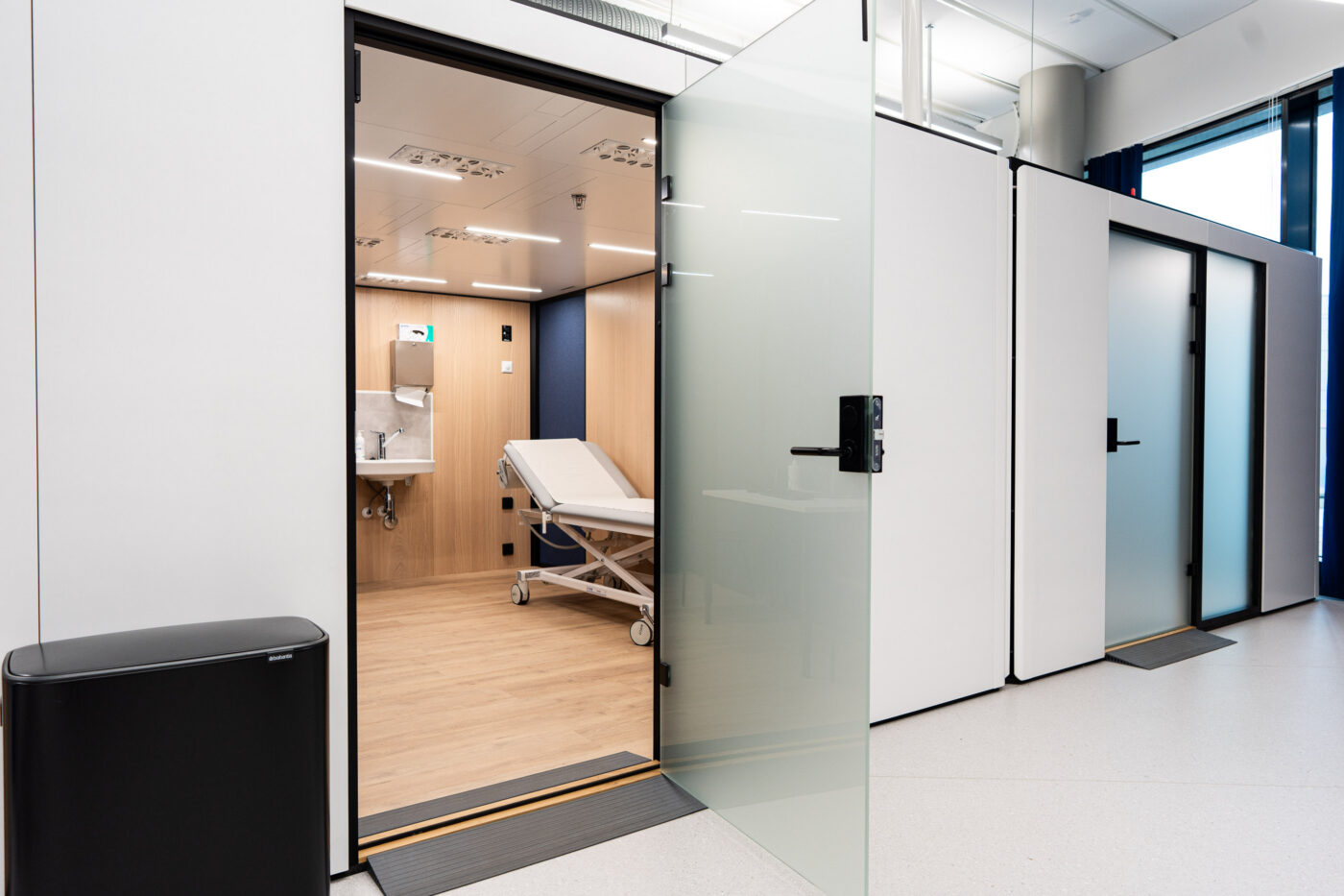 Äänieristetty vastaanottohuone ovi auki