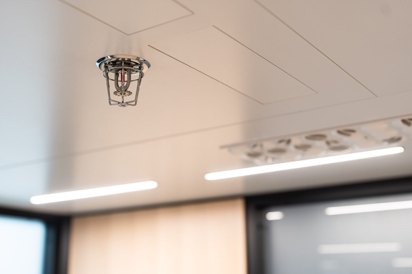 Vastaanottohuone, jossa kattoon integroitu sprinkleri