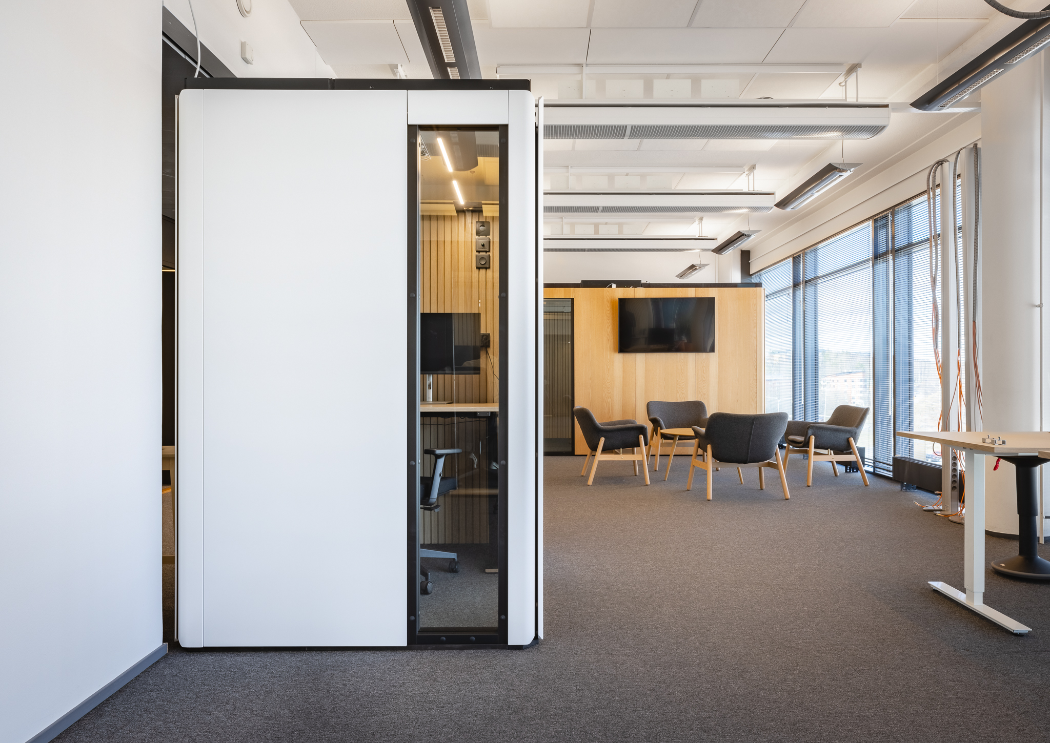 Octacell soundproof workspace in a modern office interior