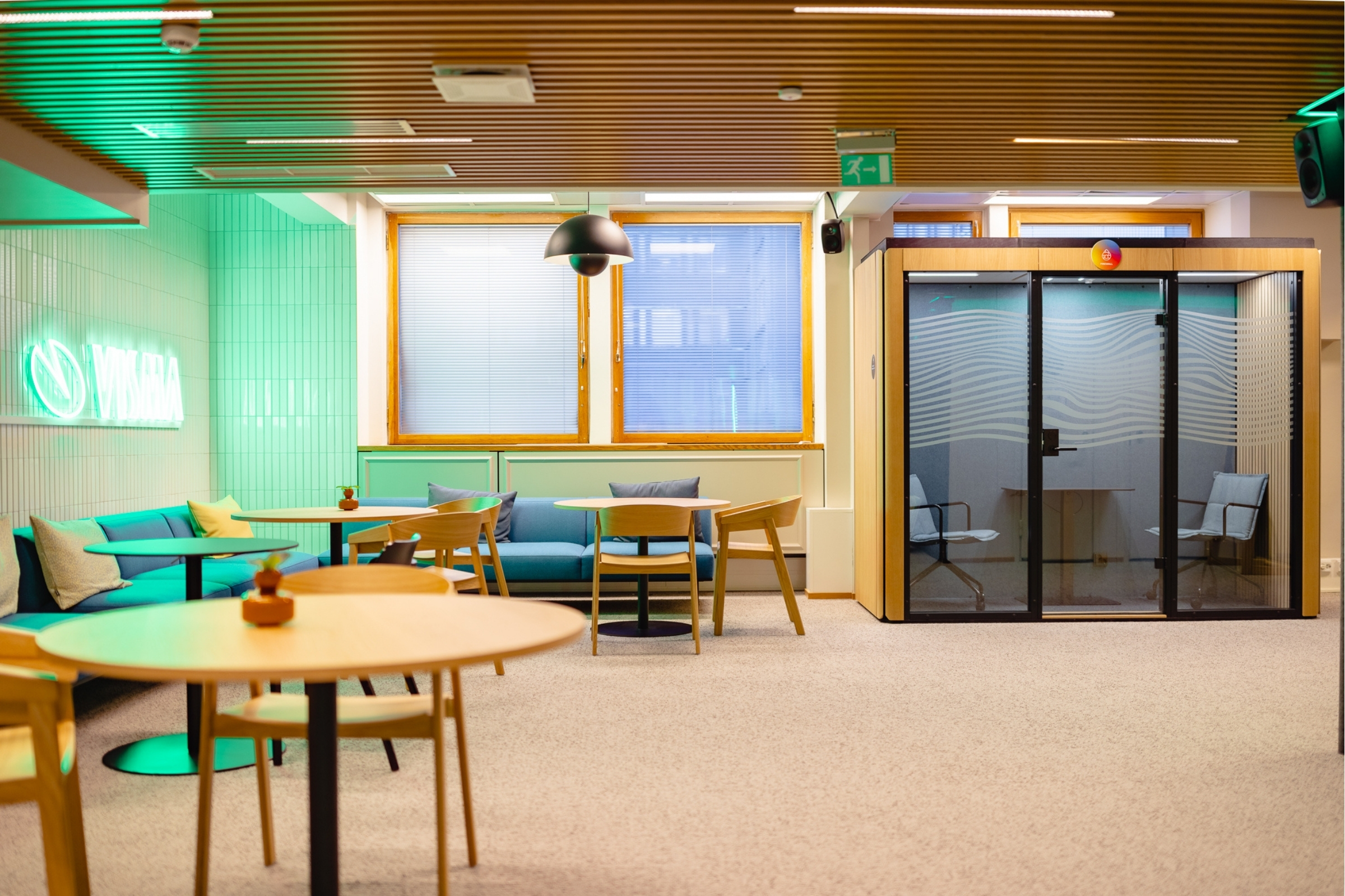 Octacell-telefonbås på Vismas kontor som en del av en öppen arbetsmiljö