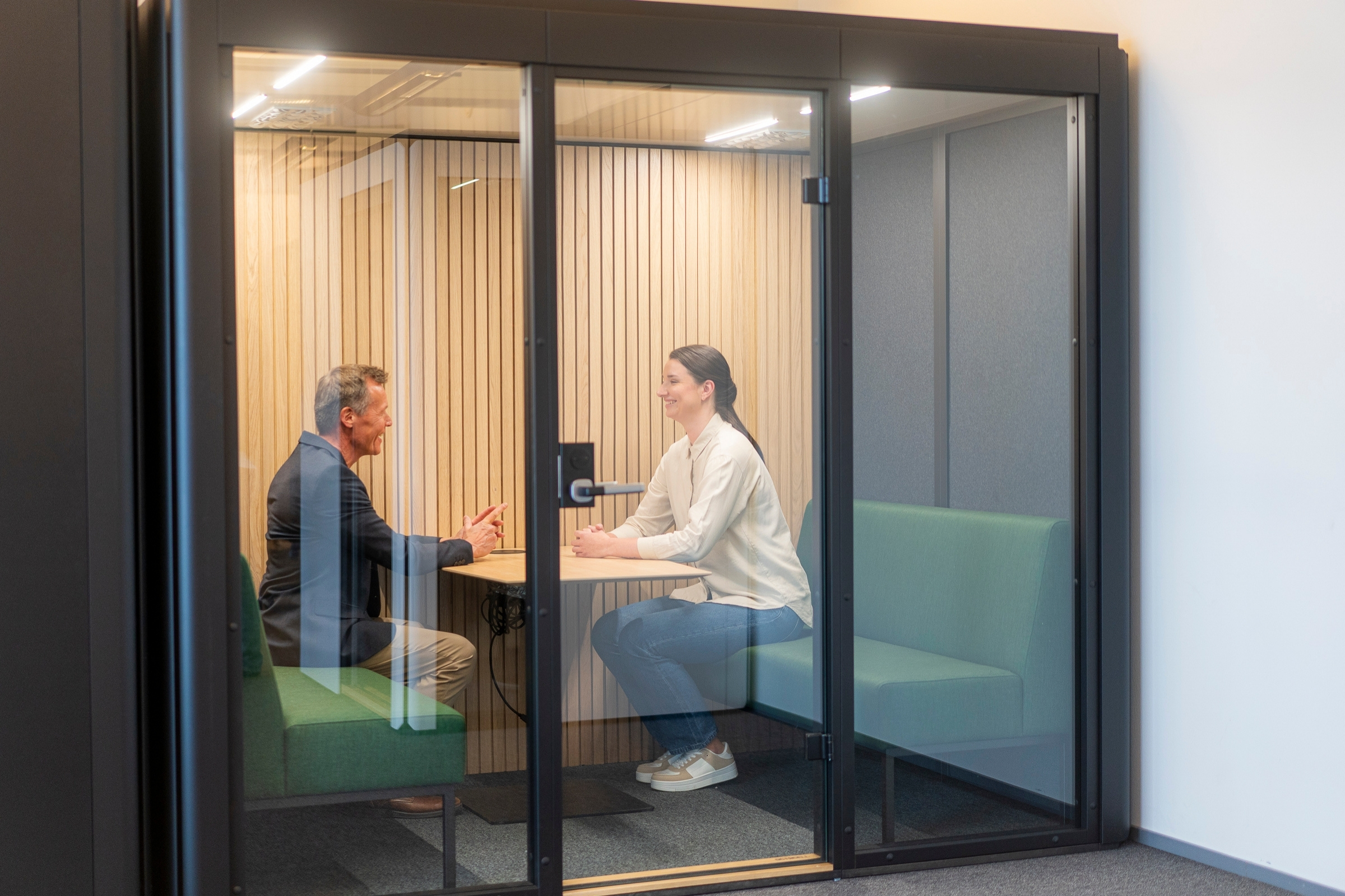 Två personer har ett möte inne i ett ljudisolerat Octacellrum