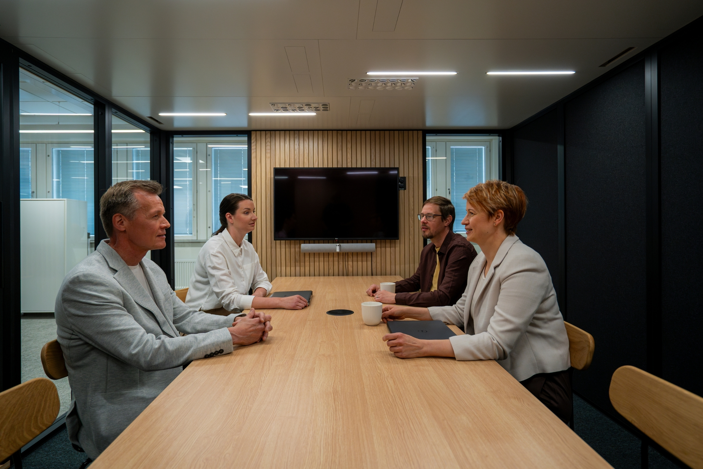 Four people having a meeting in a soundproof Octacell workroom